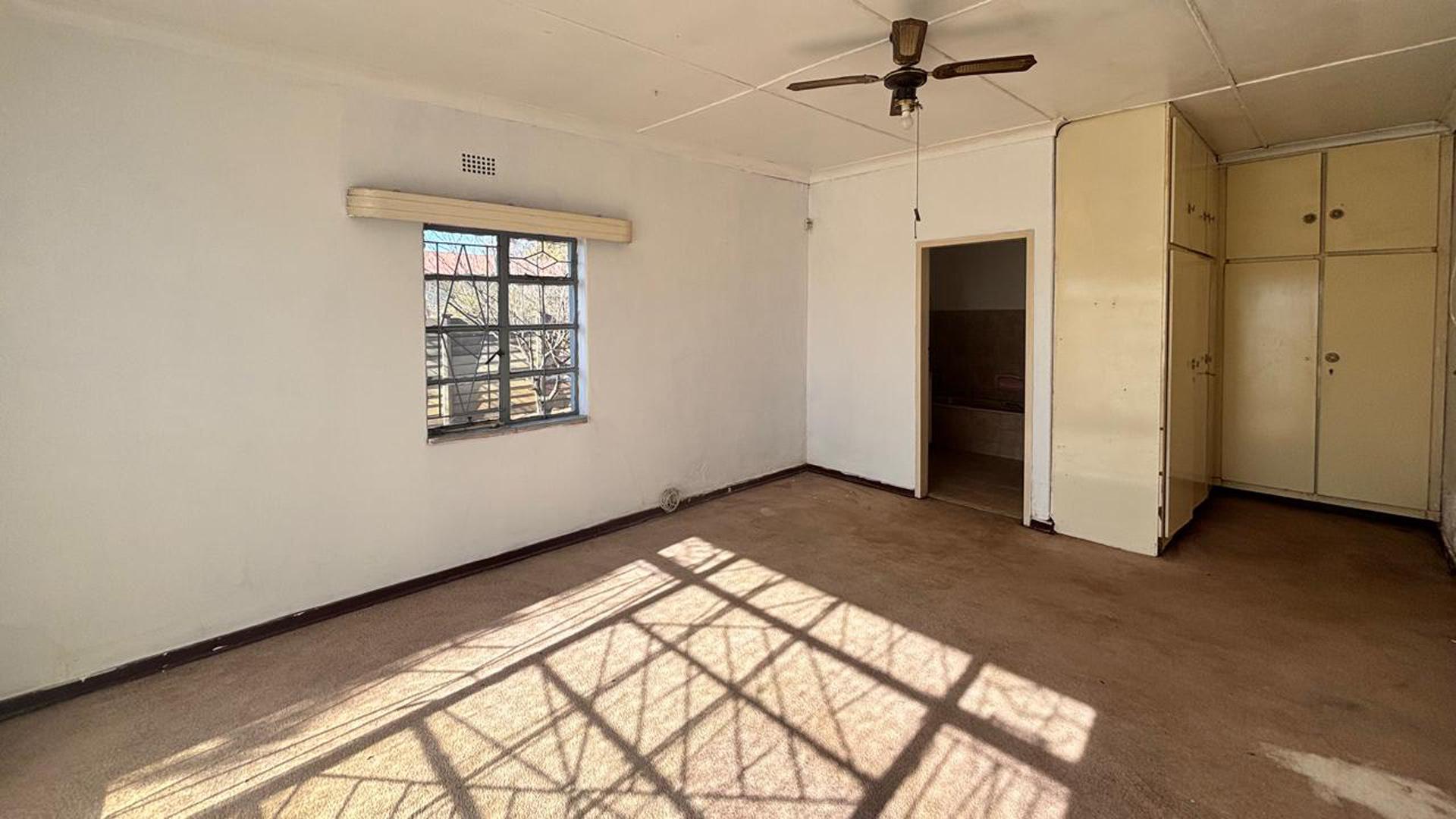 Main Bedroom of property in Parys
