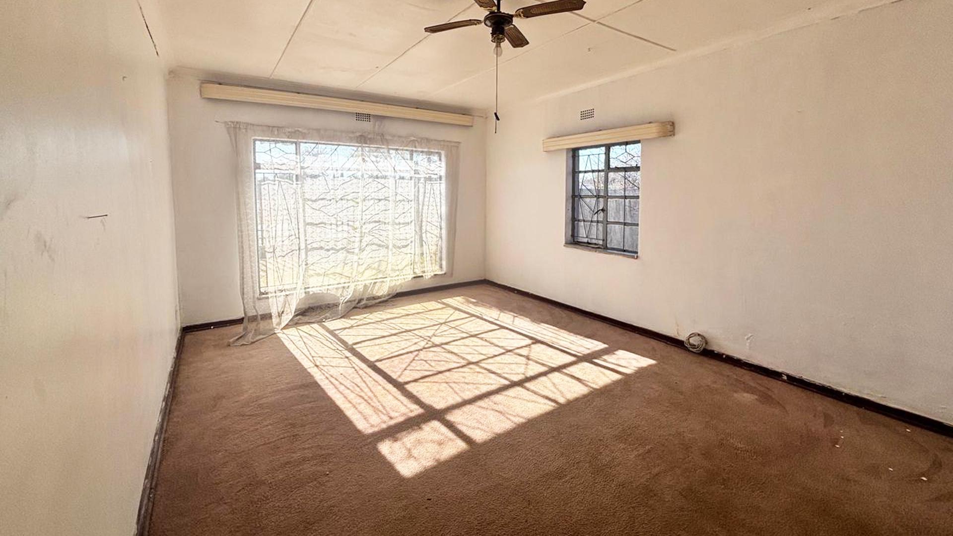 Main Bedroom of property in Parys