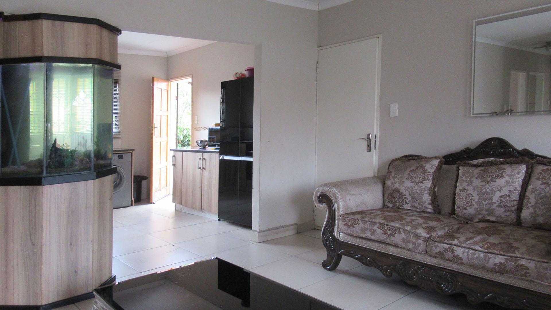 Lounges - 22 square meters of property in Dawn Park