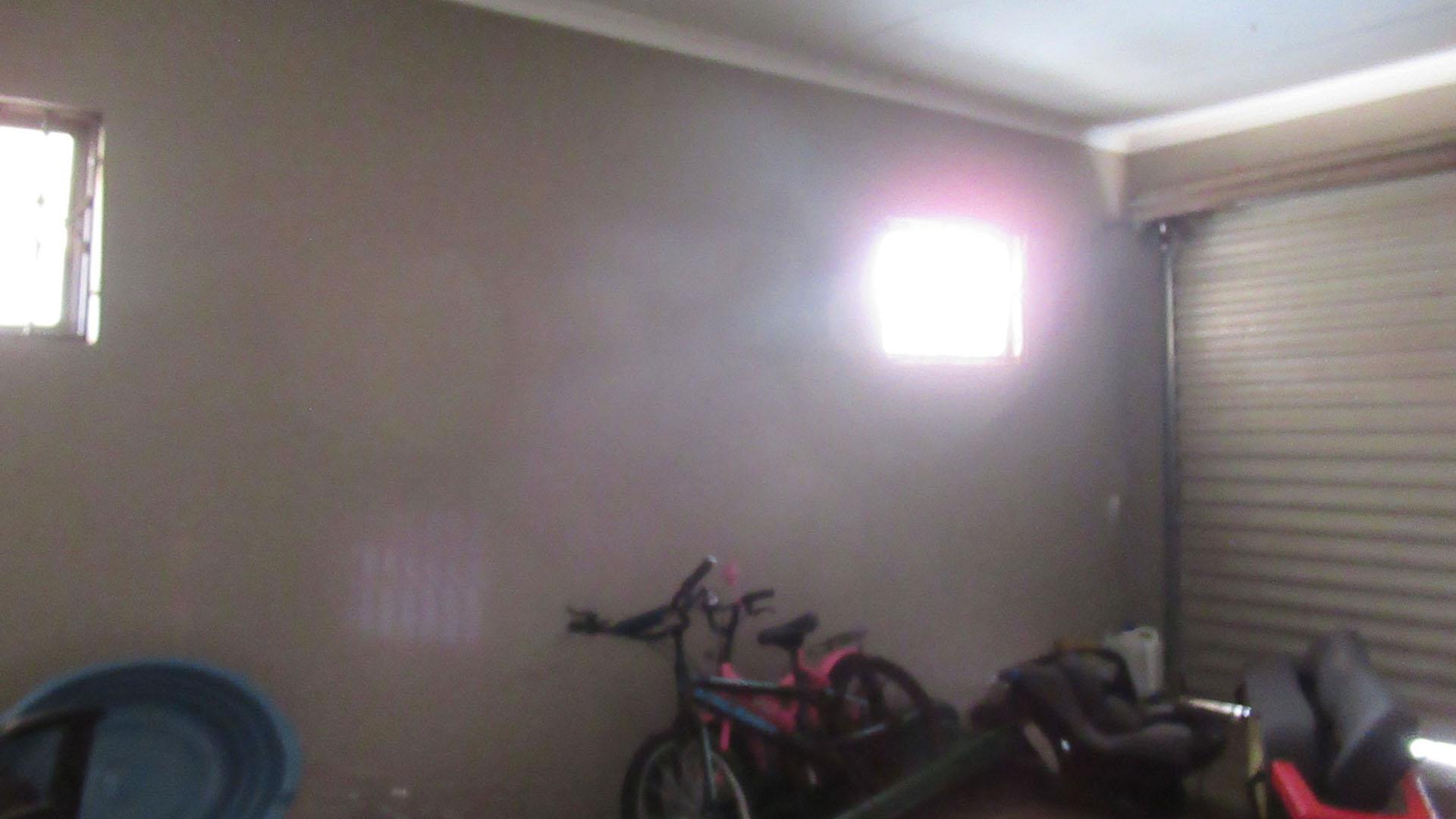 Garage - 22 square meters of property in Dawn Park