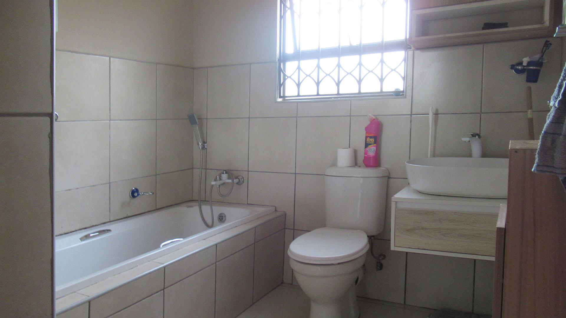 Bathroom 1 - 7 square meters of property in Dawn Park
