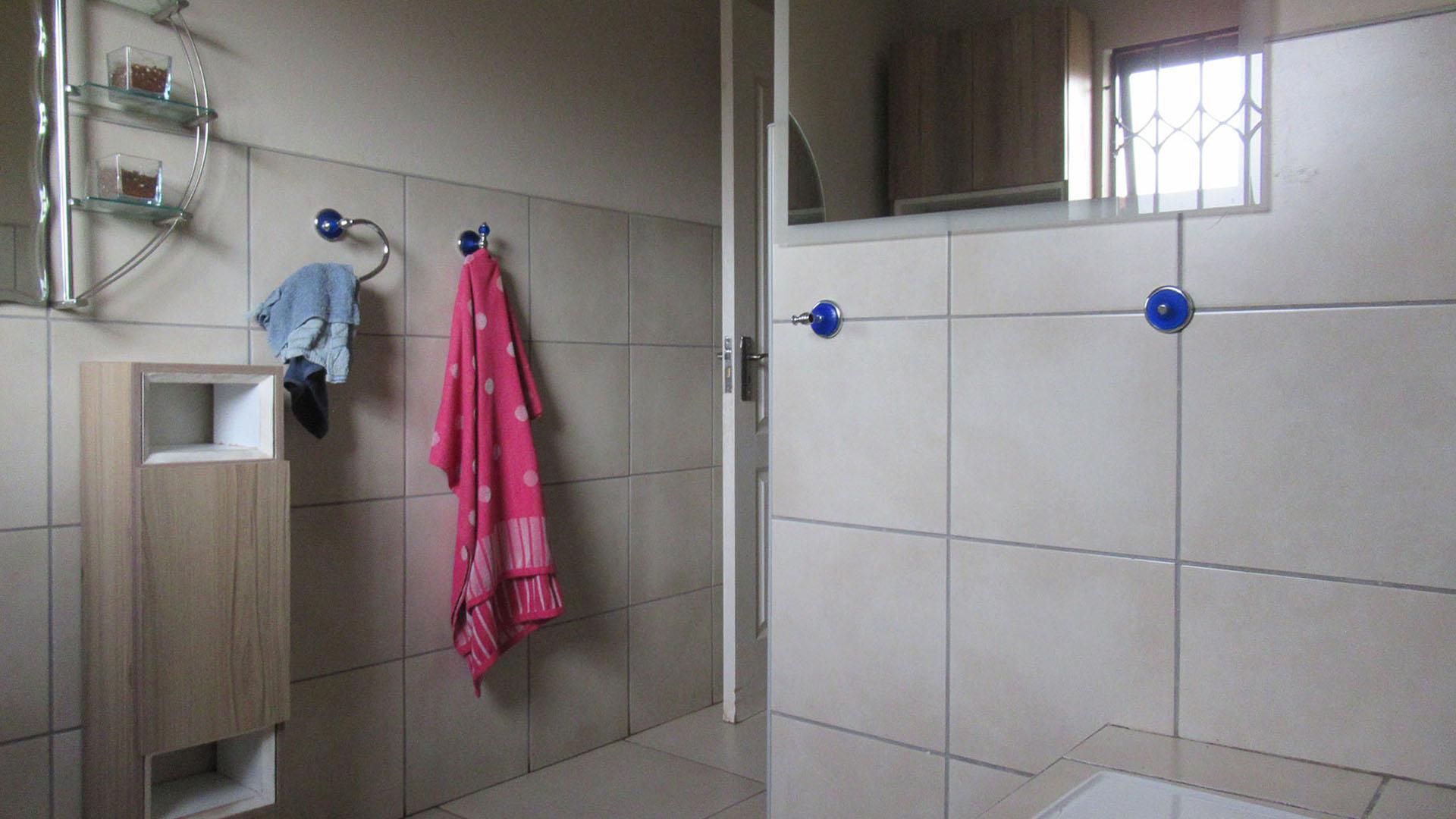 Bathroom 1 - 7 square meters of property in Dawn Park