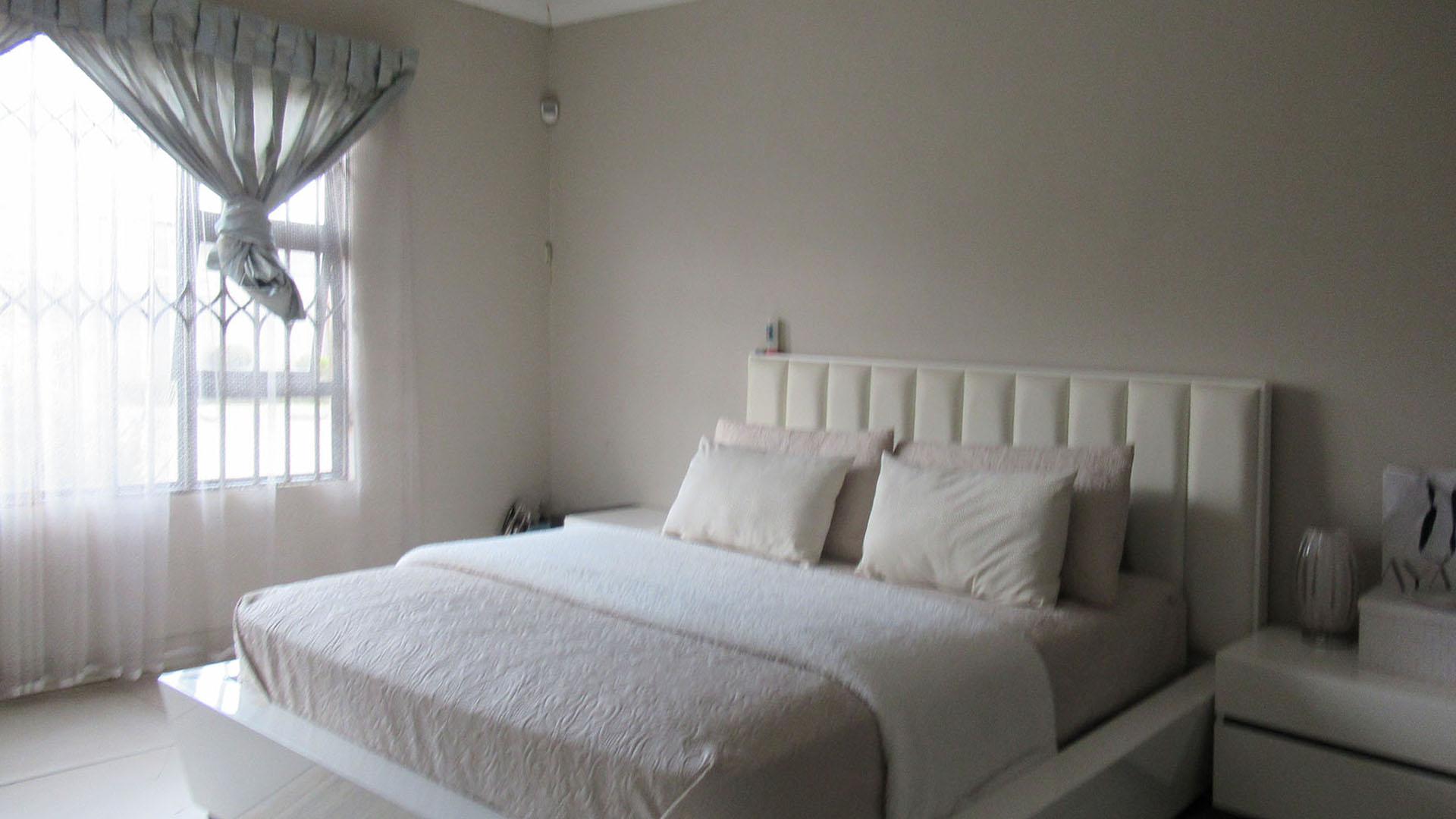 Main Bedroom - 21 square meters of property in Dawn Park