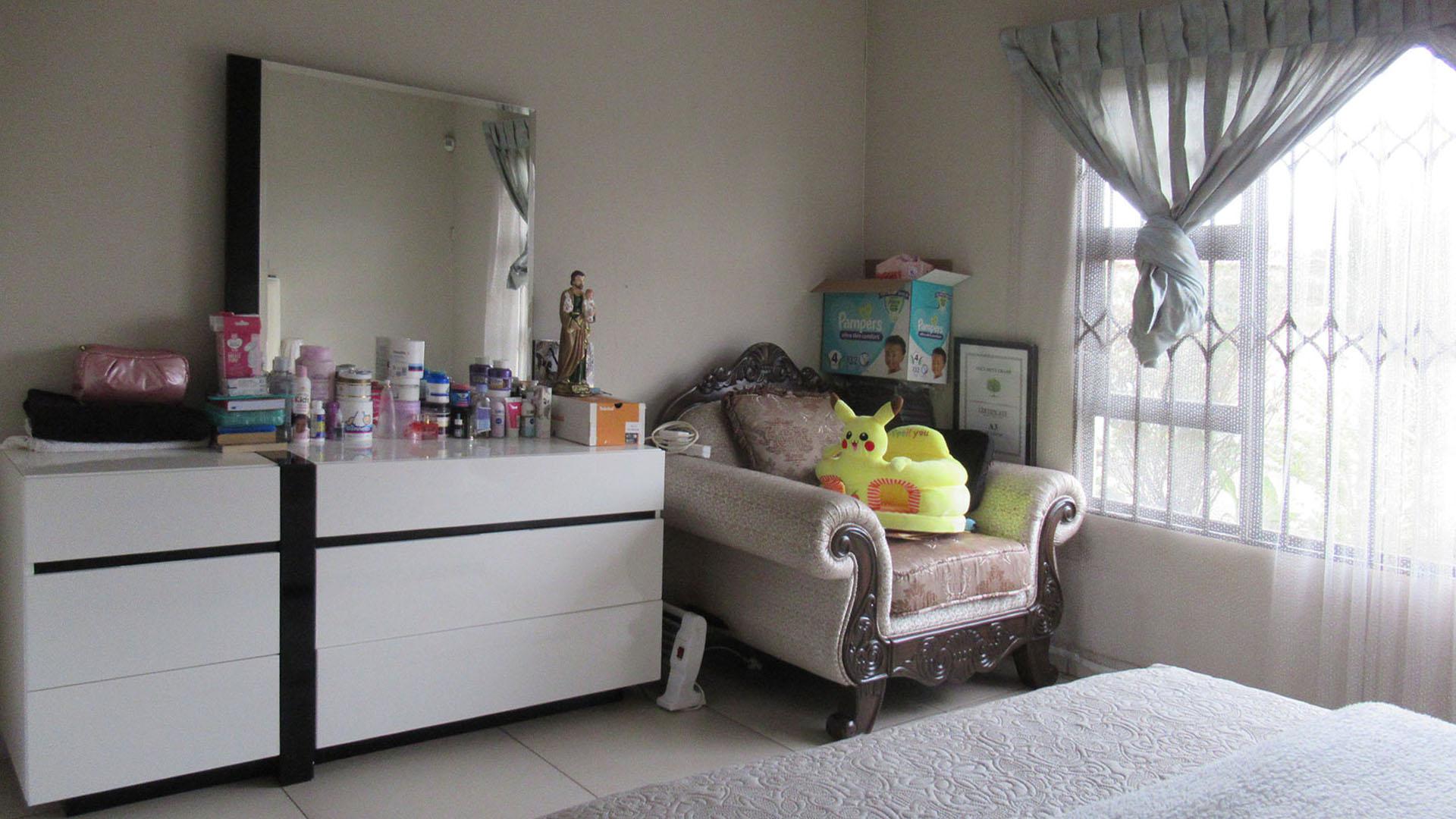 Main Bedroom - 21 square meters of property in Dawn Park