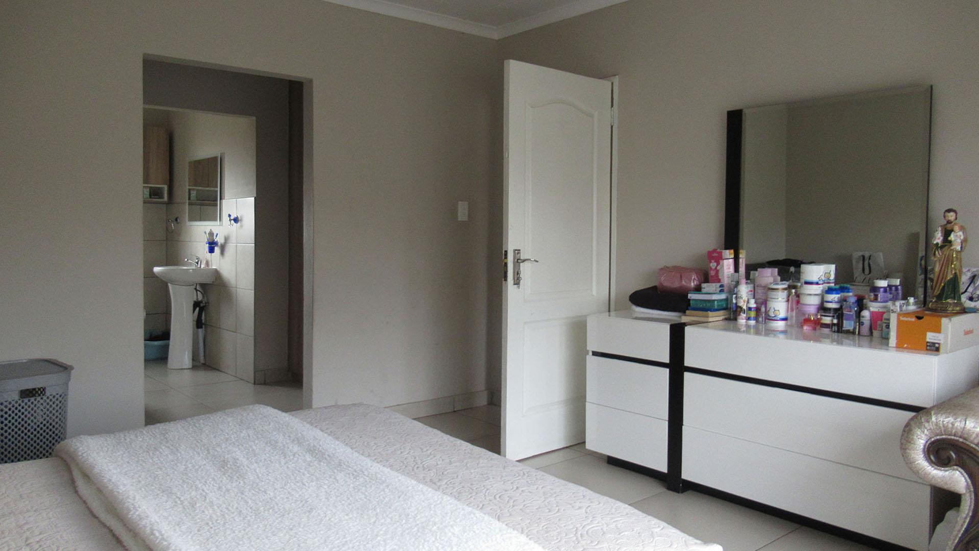 Main Bedroom - 21 square meters of property in Dawn Park