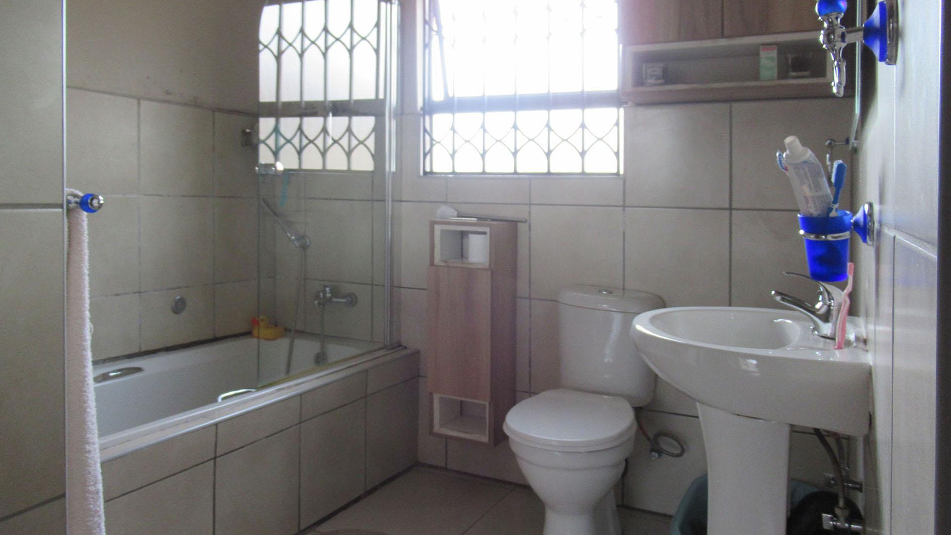 Main Bathroom - 5 square meters of property in Dawn Park