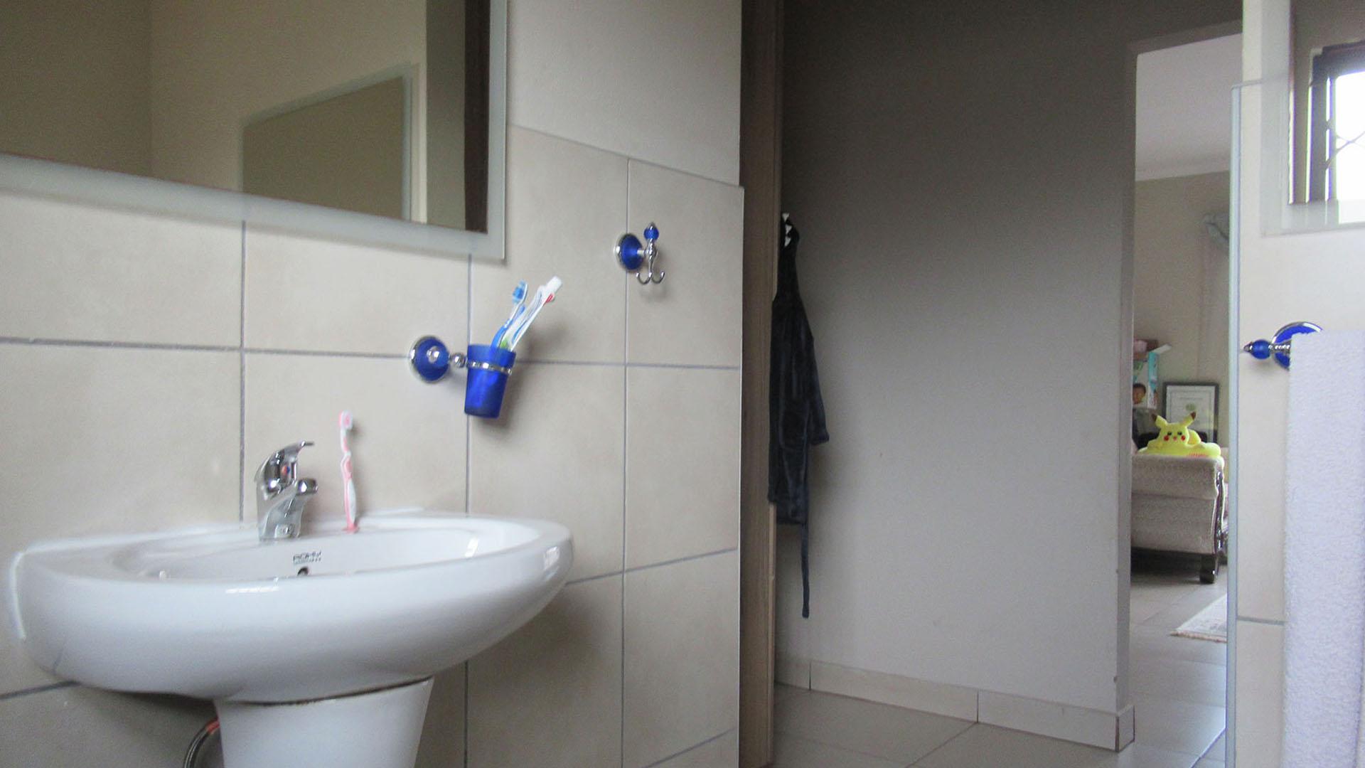 Main Bathroom - 5 square meters of property in Dawn Park