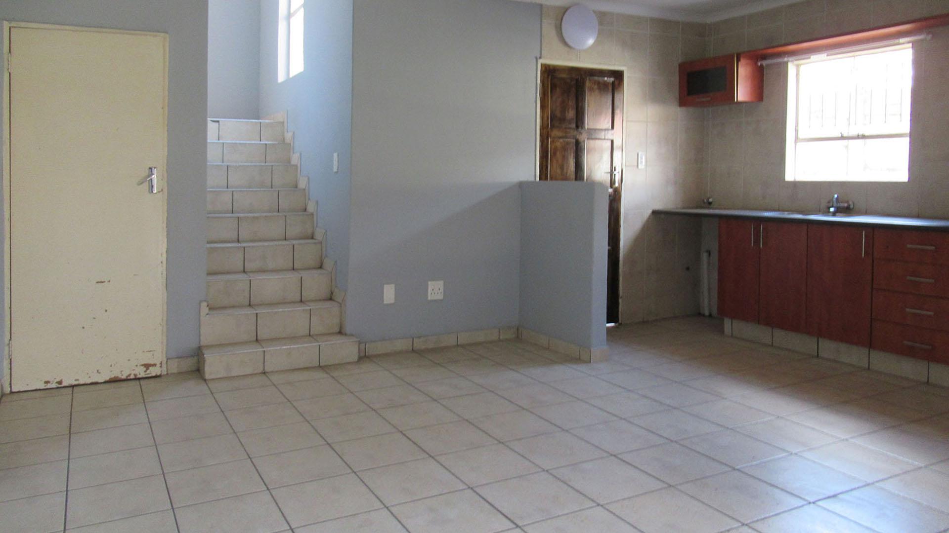 Lounges - 22 square meters of property in Vanderbijlpark