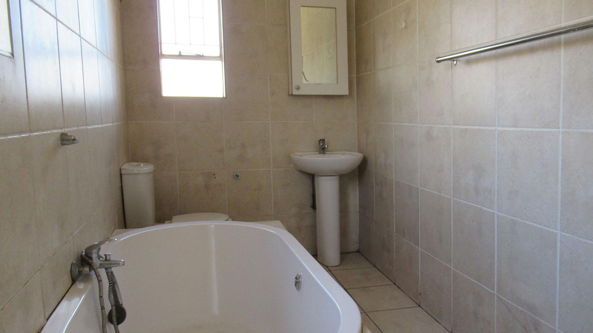 Bathroom 1 - 7 square meters of property in Vanderbijlpark