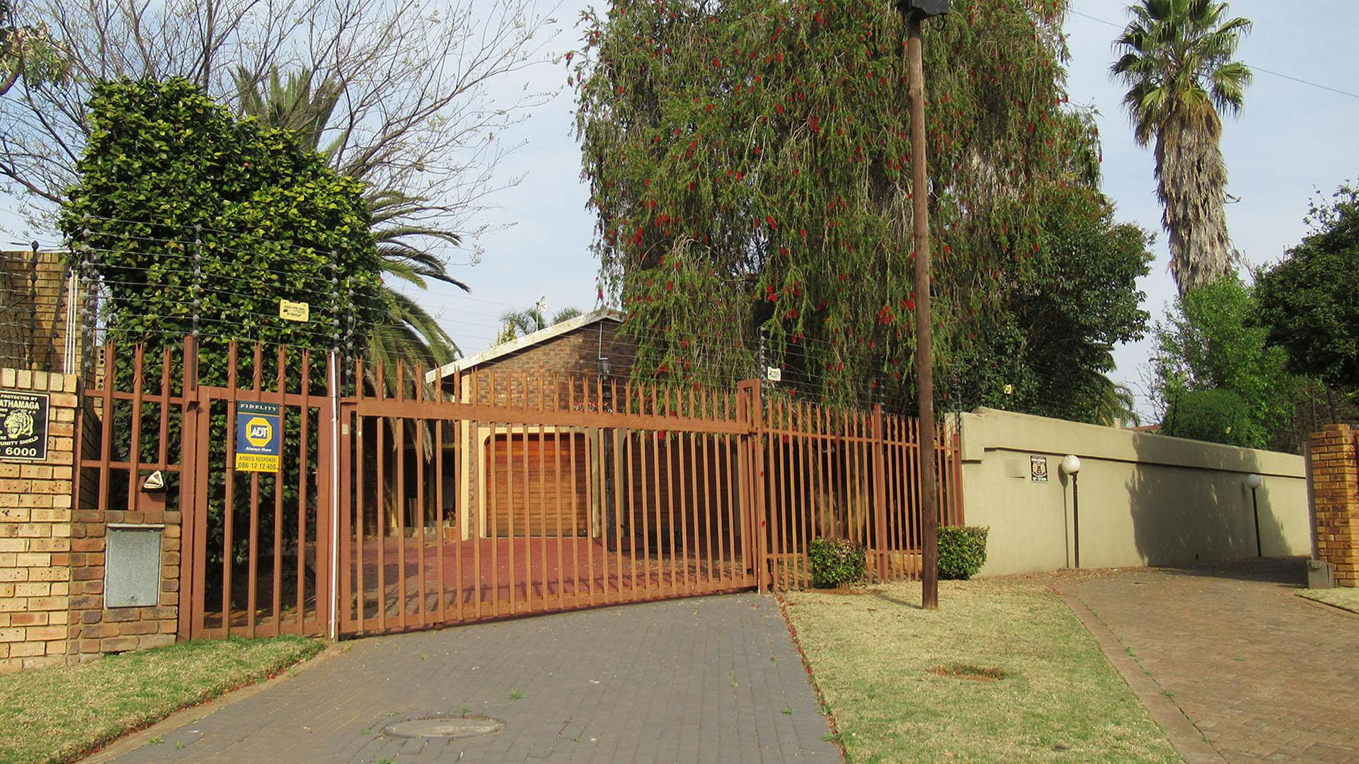 Front View of property in Greenhills