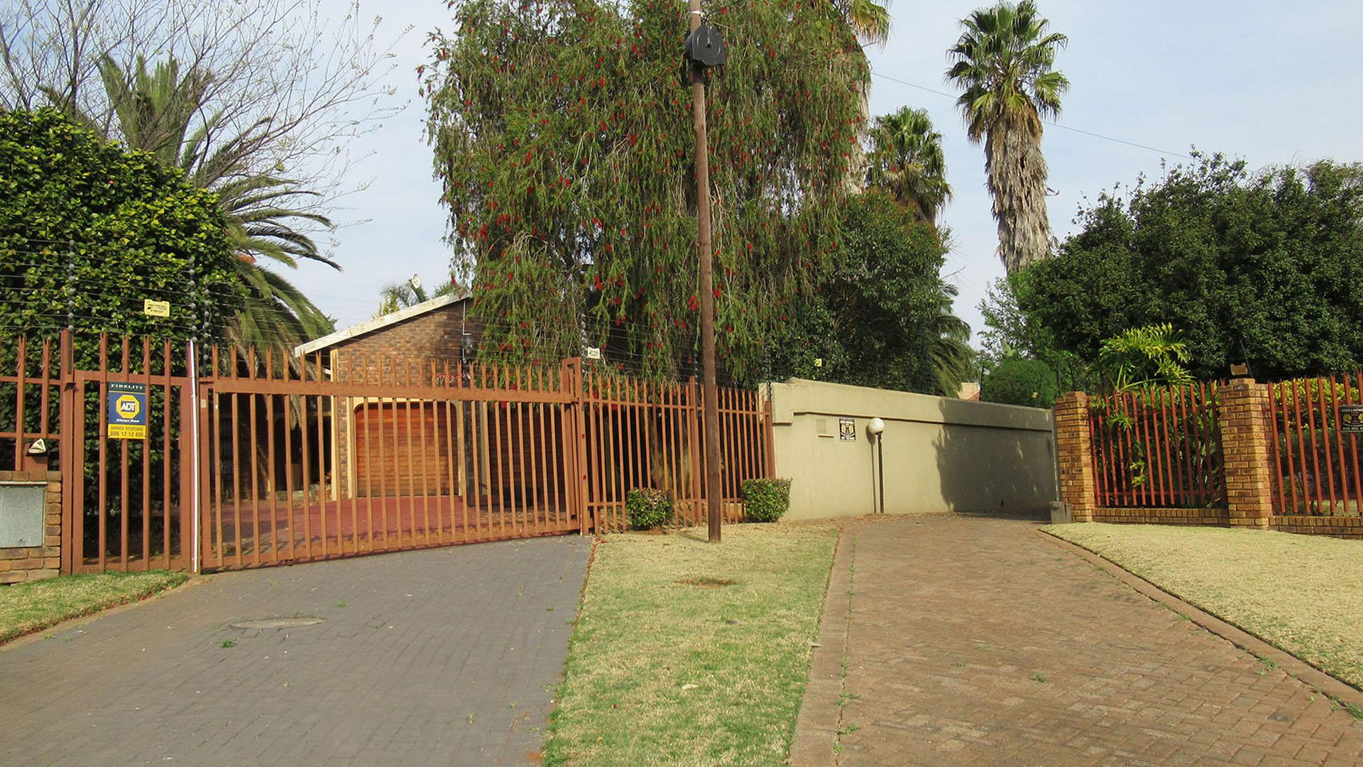 Front View of property in Greenhills