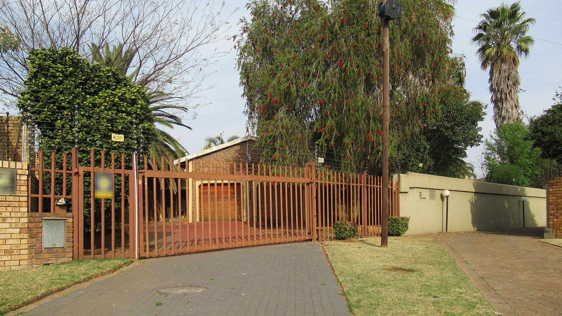 Front View of property in Greenhills