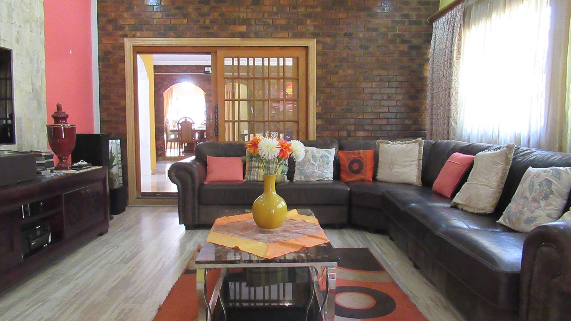 Lounges - 75 square meters of property in Greenhills