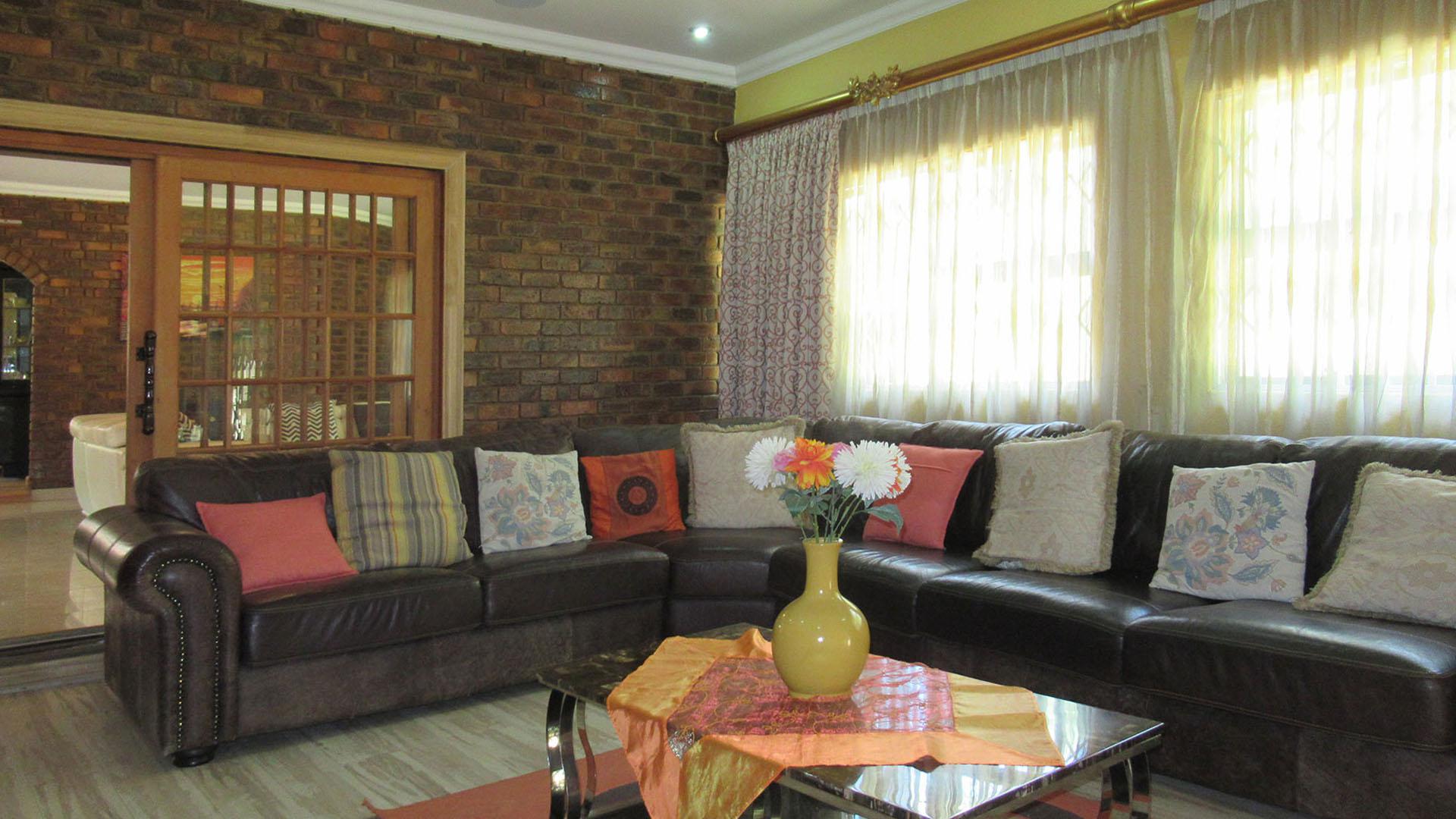 Lounges - 75 square meters of property in Greenhills