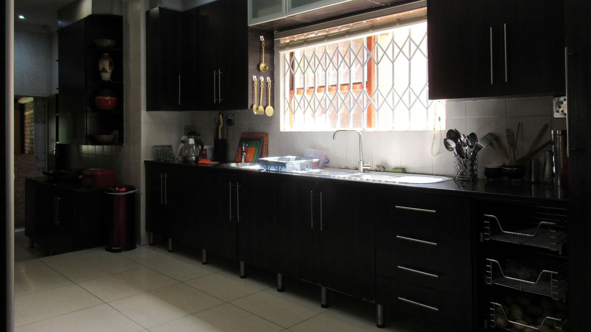 Kitchen - 18 square meters of property in Greenhills