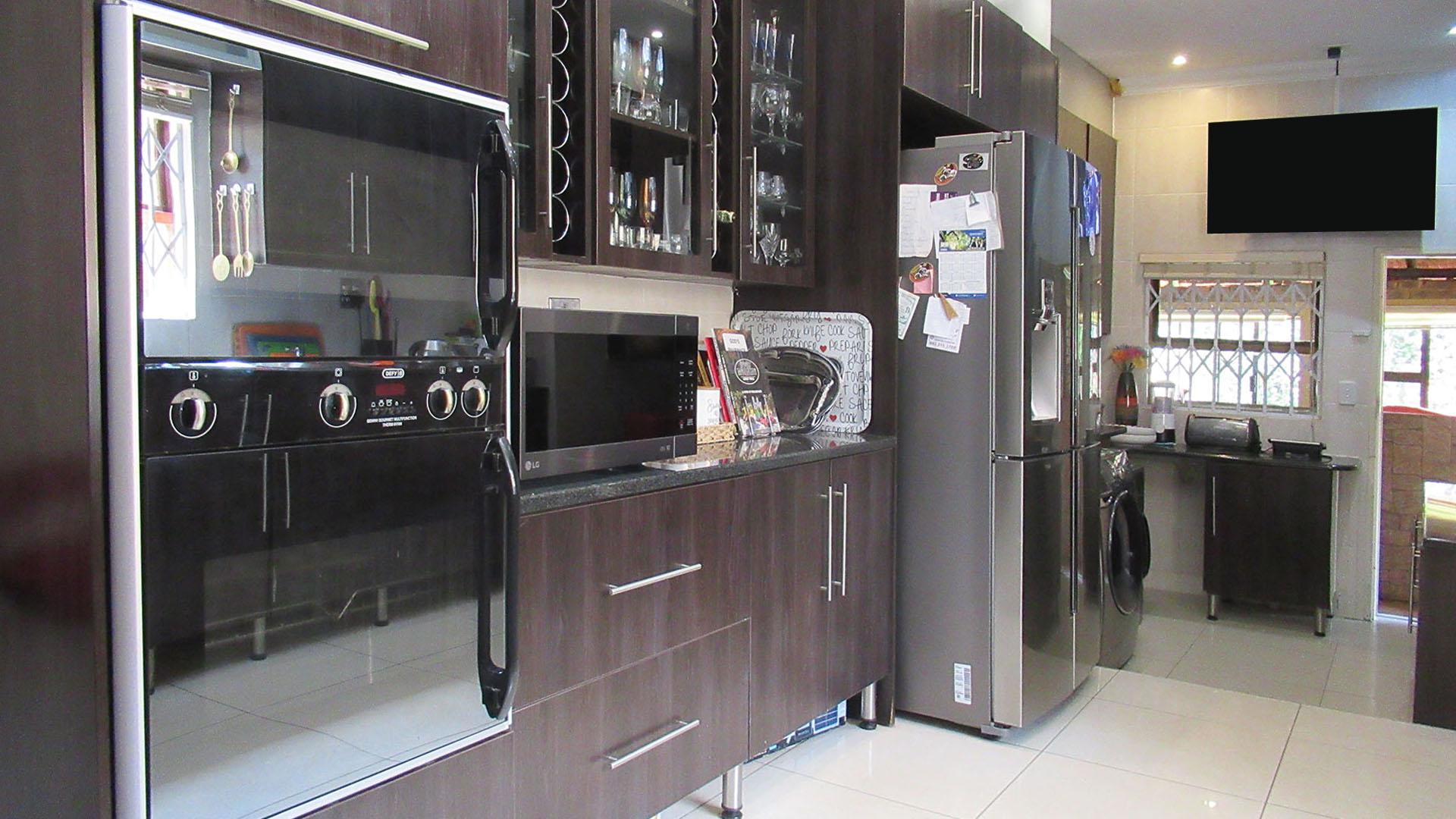 Kitchen - 18 square meters of property in Greenhills