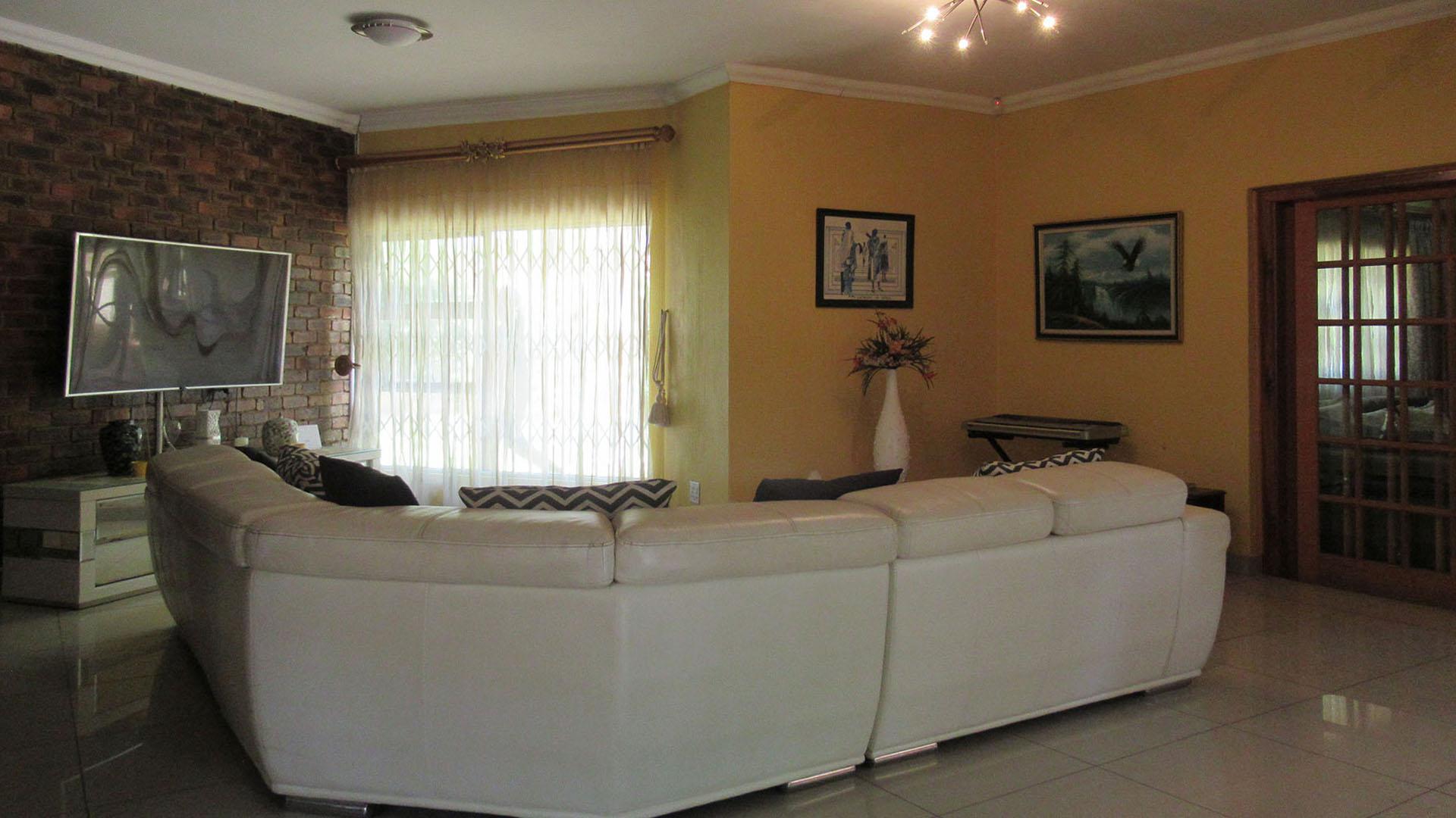 Lounges - 75 square meters of property in Greenhills