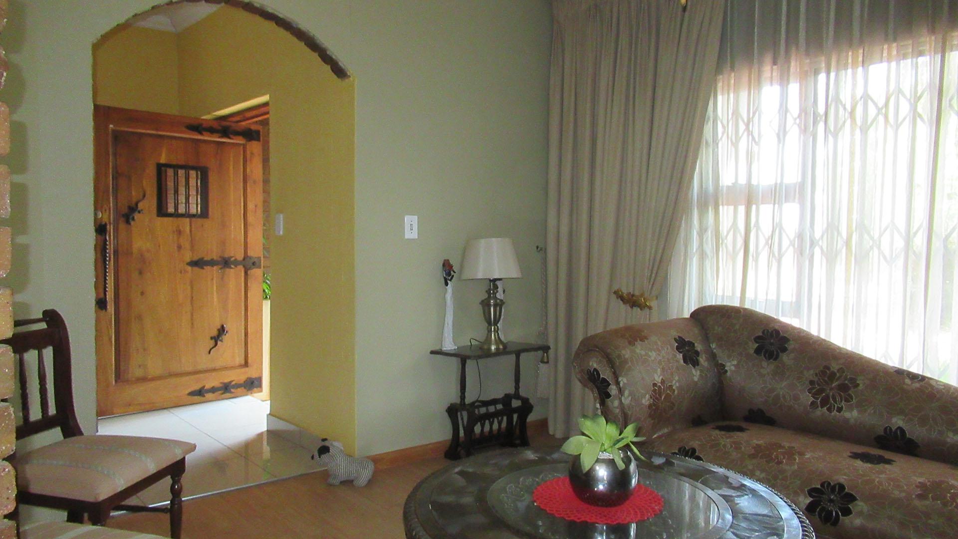 Lounges - 75 square meters of property in Greenhills
