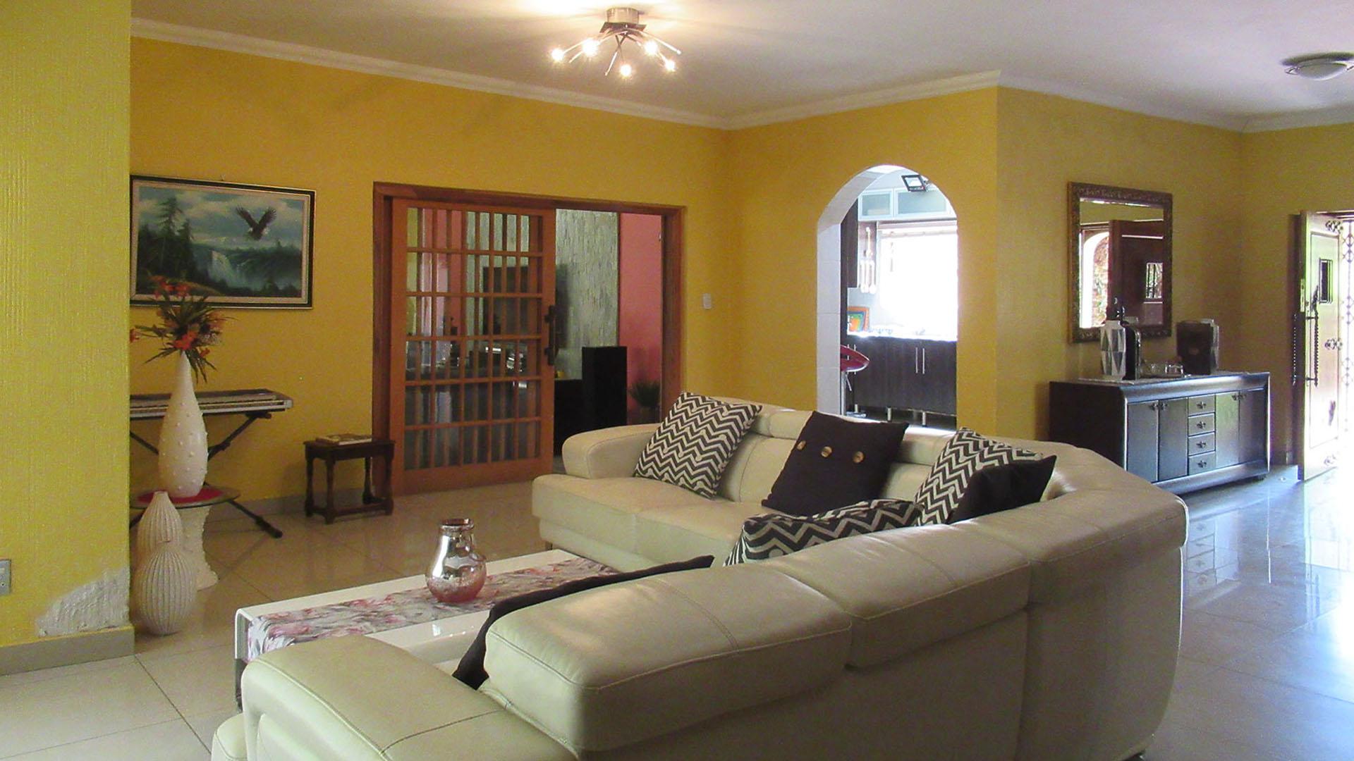 Lounges - 75 square meters of property in Greenhills