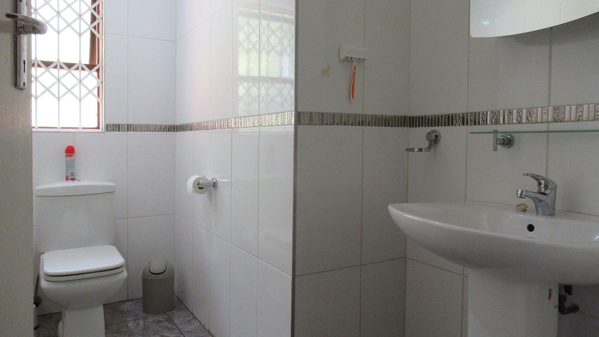Bathroom 1 - 6 square meters of property in Greenhills