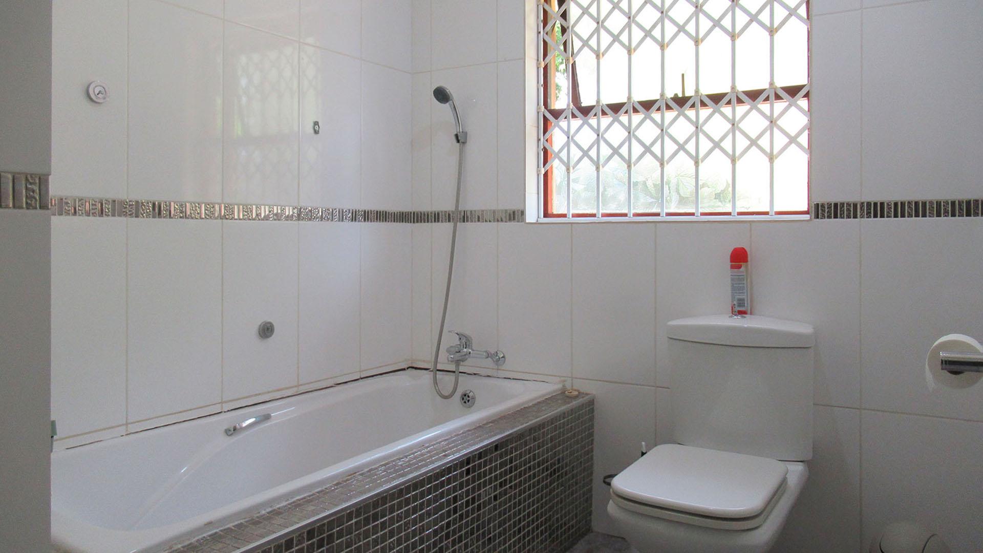 Bathroom 1 - 6 square meters of property in Greenhills