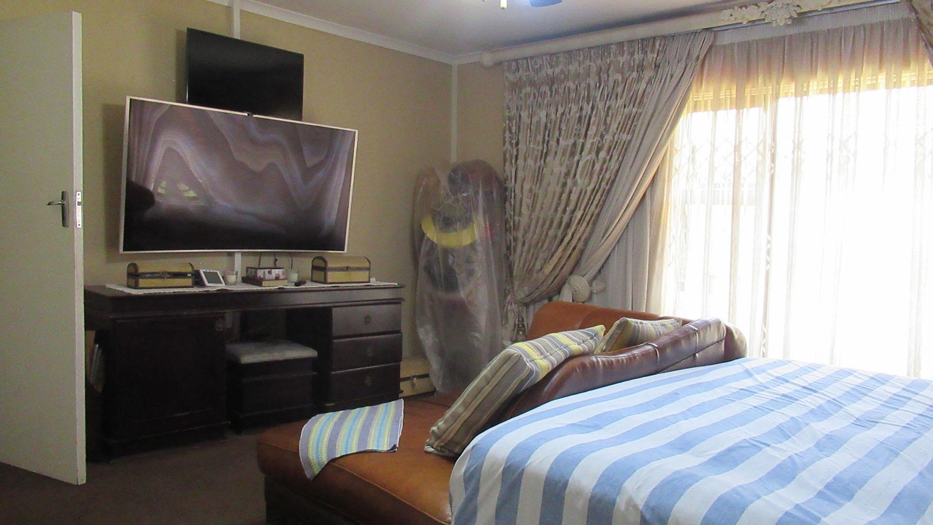 Main Bedroom - 32 square meters of property in Greenhills
