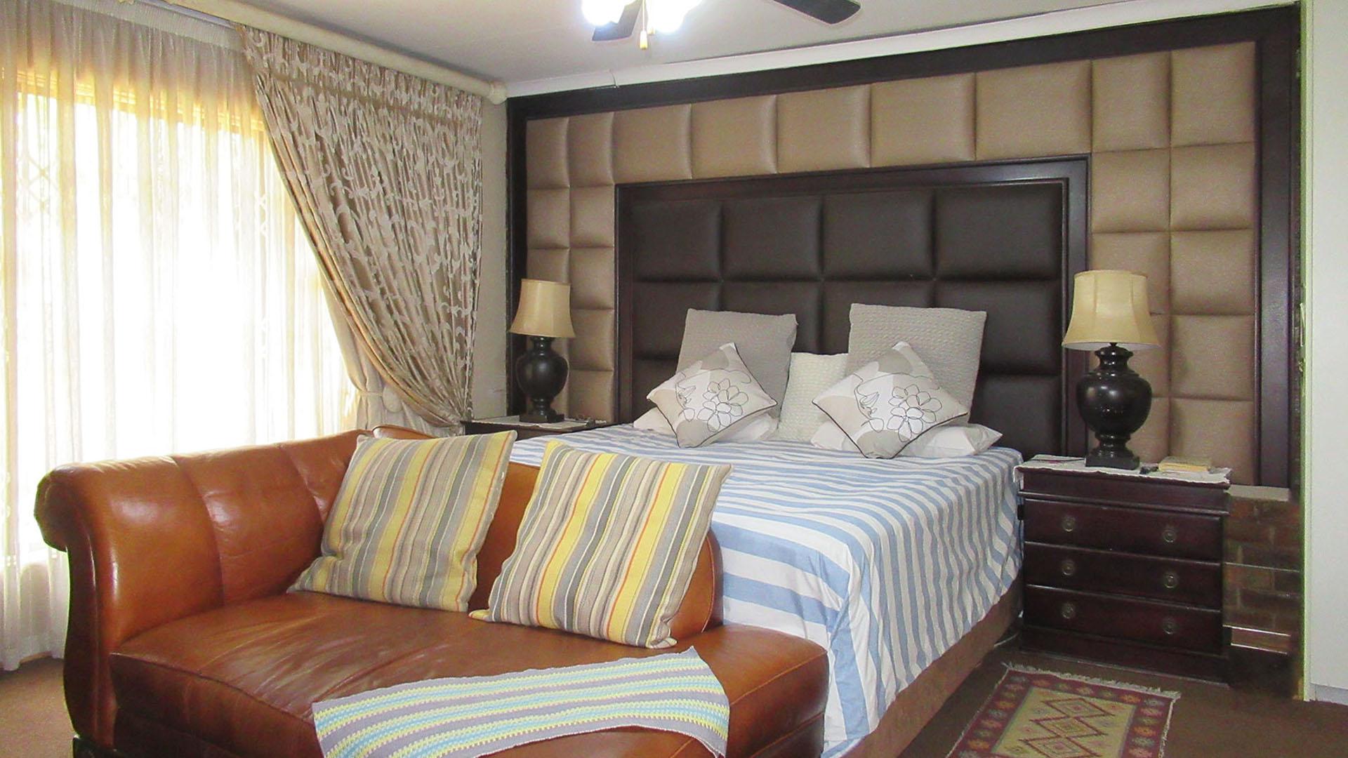 Main Bedroom - 32 square meters of property in Greenhills