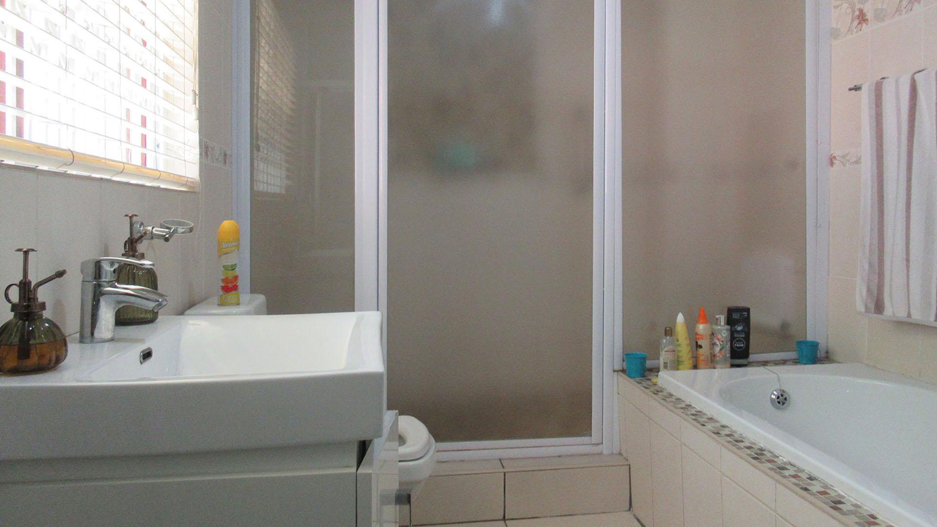 Main Bathroom - 9 square meters of property in Greenhills