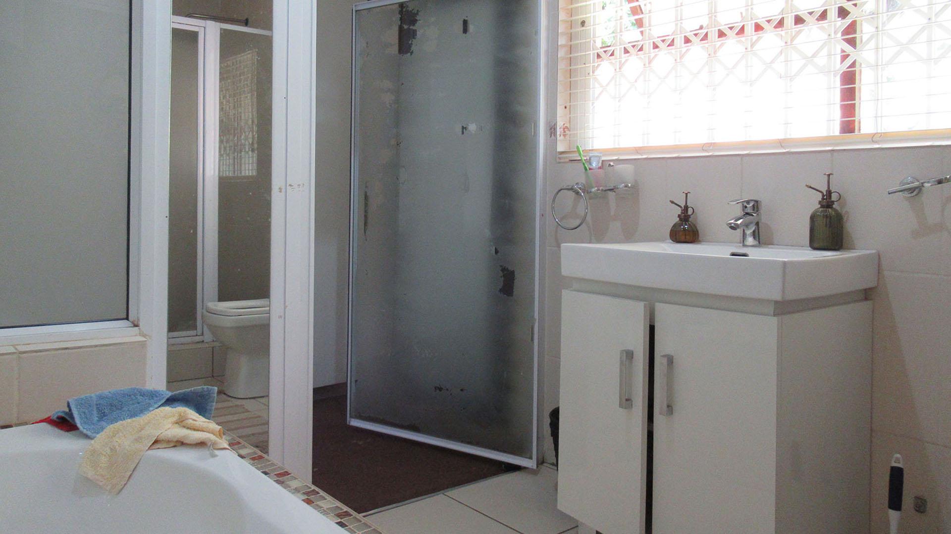 Main Bathroom - 9 square meters of property in Greenhills
