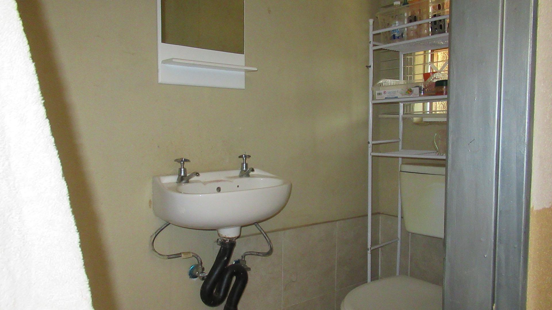 Staff Bathroom - 3 square meters of property in Greenhills