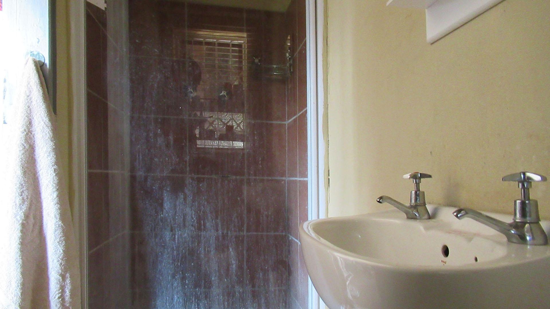 Staff Bathroom - 3 square meters of property in Greenhills