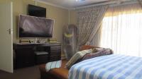 Main Bedroom - 32 square meters of property in Greenhills