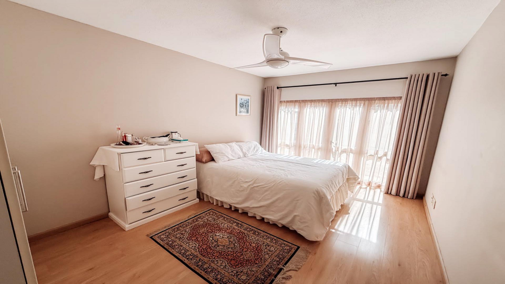 Bed Room 1 of property in Pine Slopes A.H.