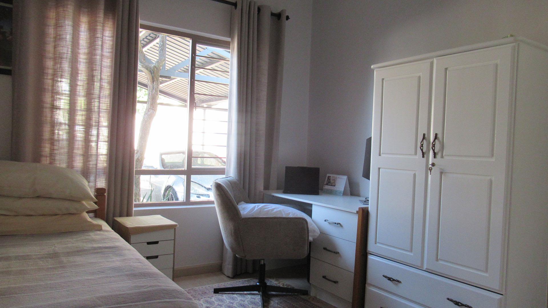 Bed Room 1 - 13 square meters of property in Pine Slopes A.H.