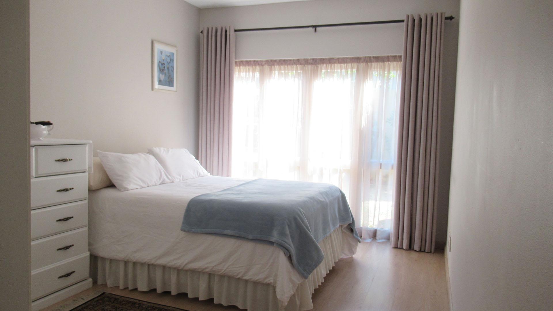 Main Bedroom - 18 square meters of property in Pine Slopes A.H.