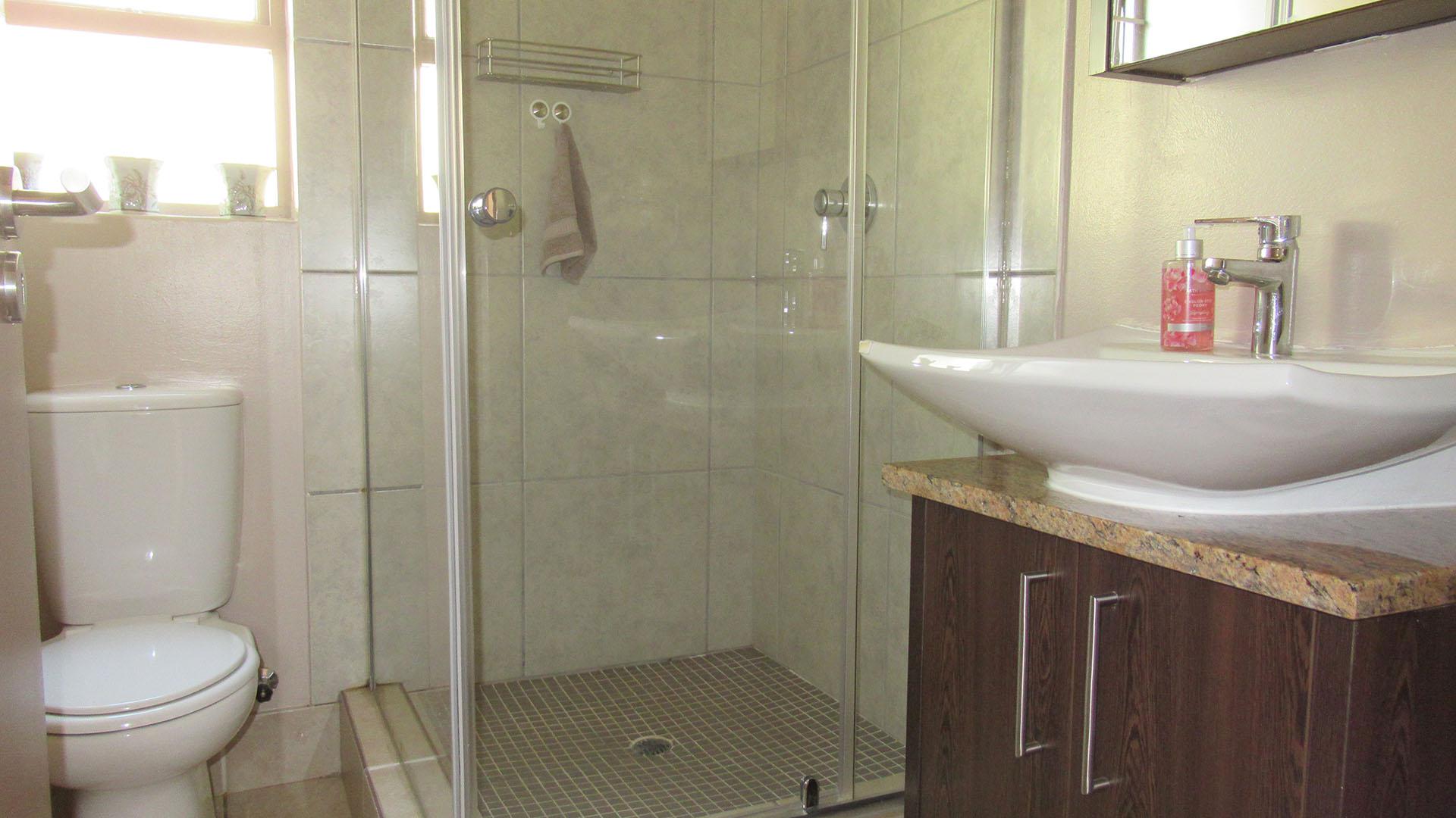 Main Bathroom - 4 square meters of property in Pine Slopes A.H.