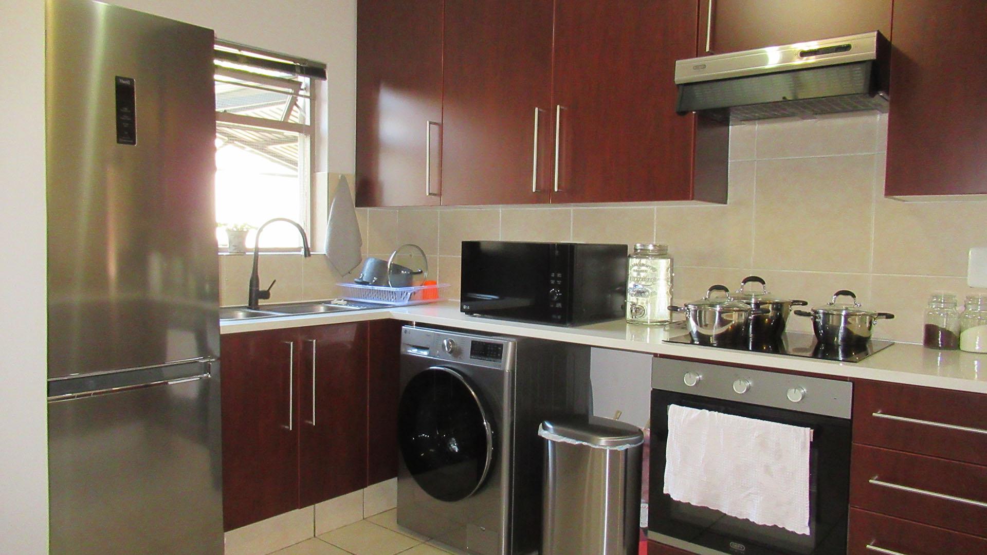 Kitchen - 14 square meters of property in Pine Slopes A.H.