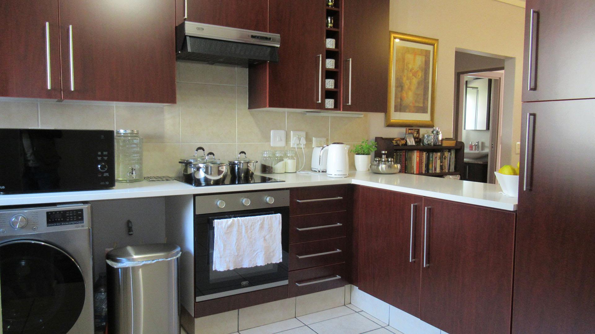Kitchen - 14 square meters of property in Pine Slopes A.H.