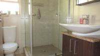 Main Bathroom - 4 square meters of property in Pine Slopes A.H.