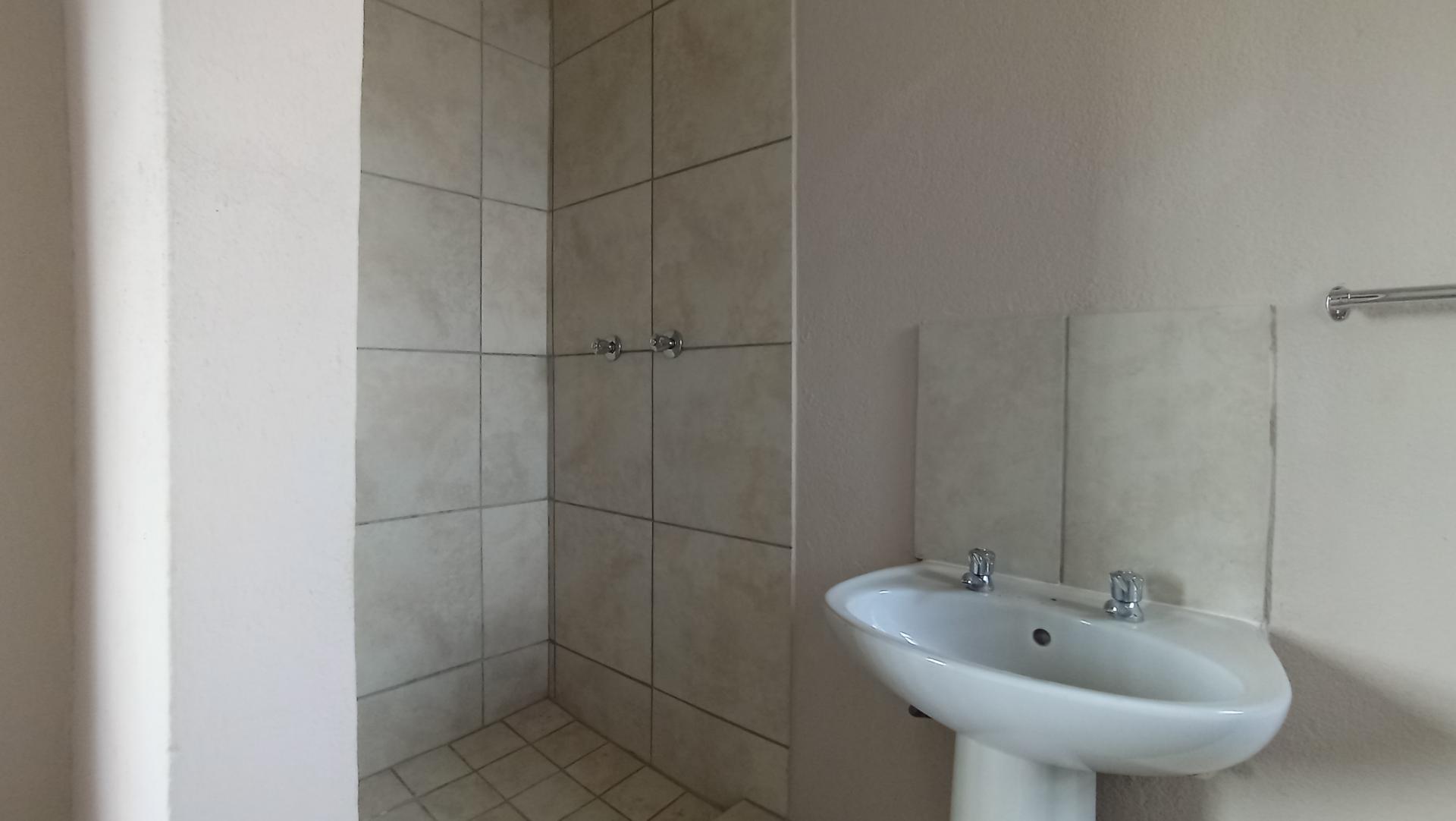 Main Bathroom - 4 square meters of property in Soshanguve East