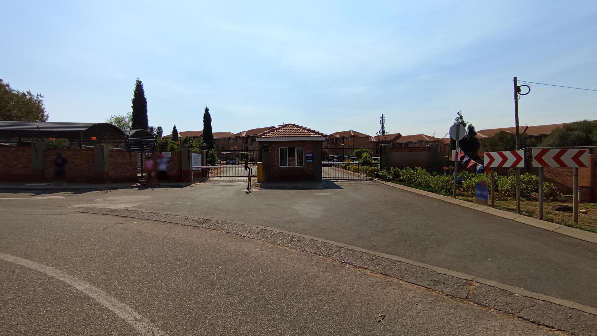 Front View of property in Heuweloord