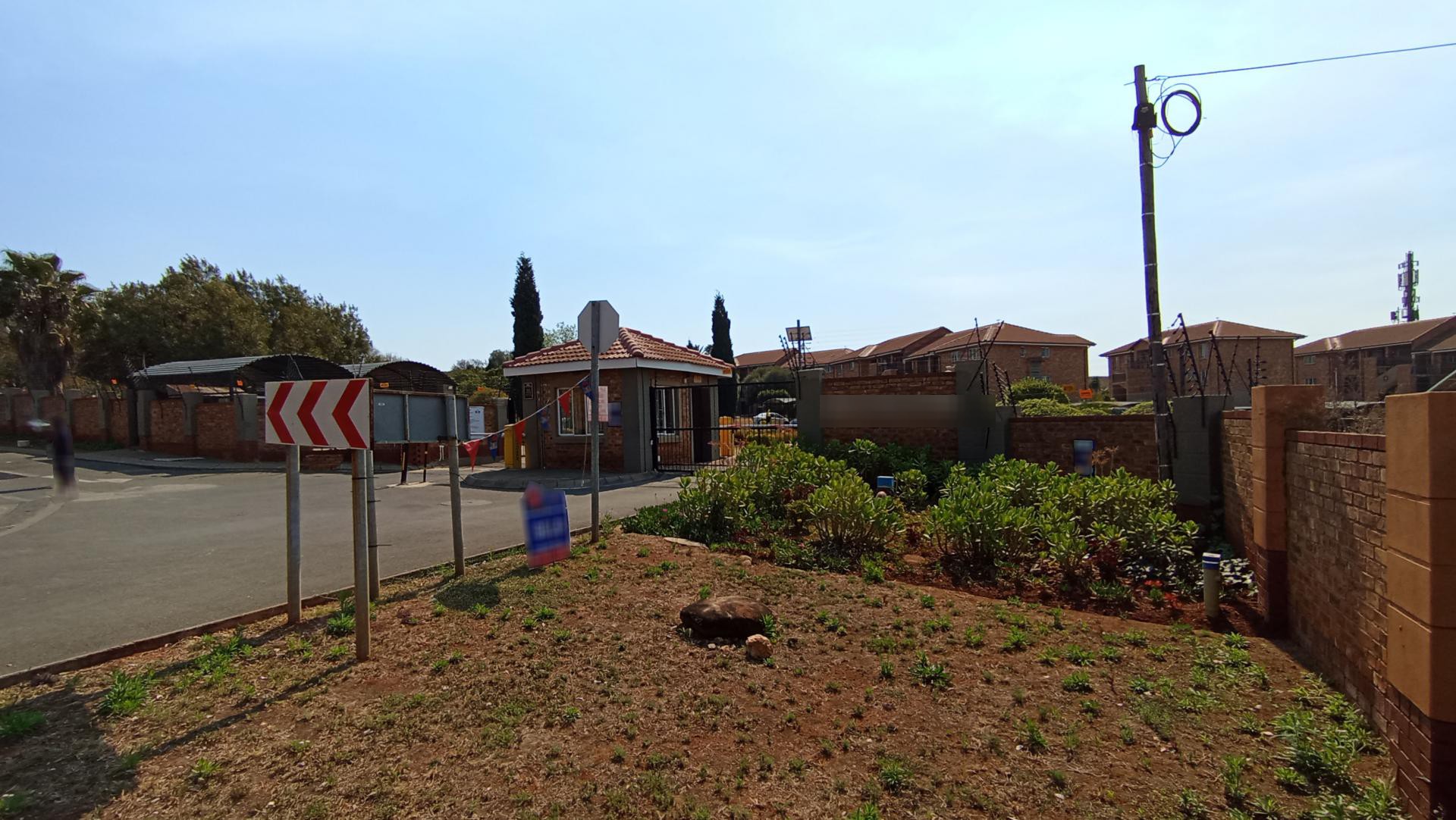 Front View of property in Heuweloord