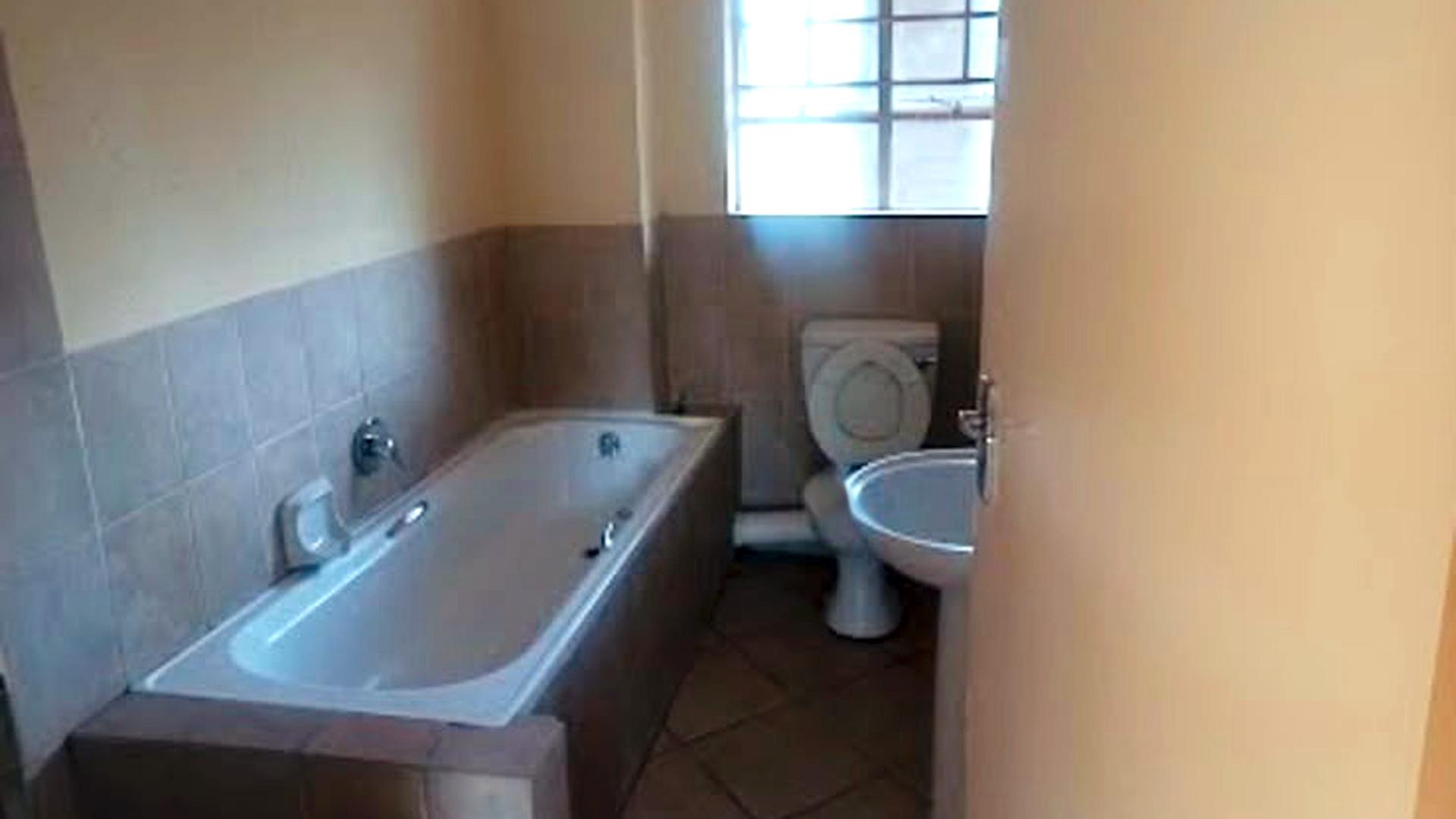 Bathroom 1 of property in Heuweloord