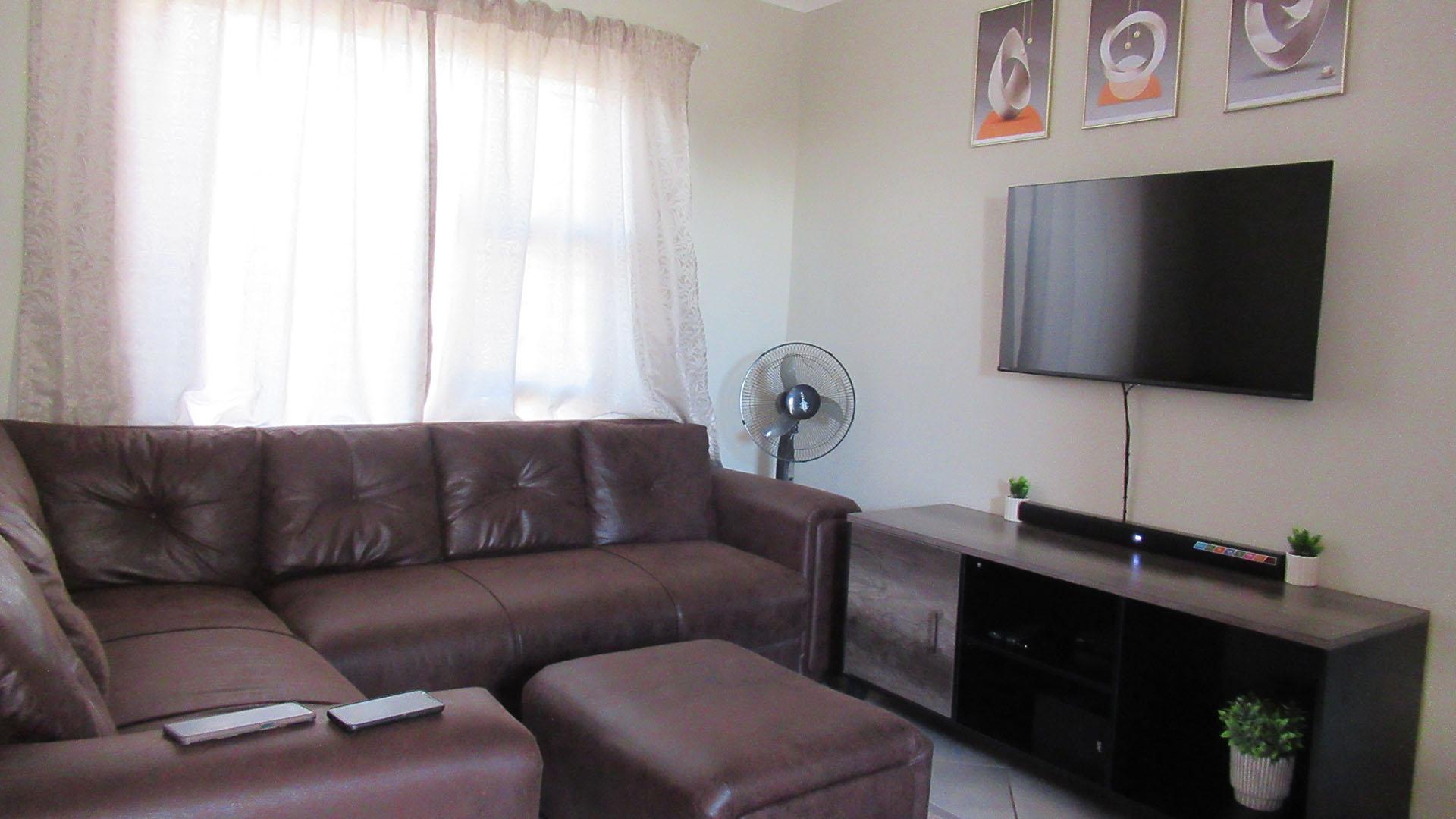 Lounges - 10 square meters of property in Wilfordon
