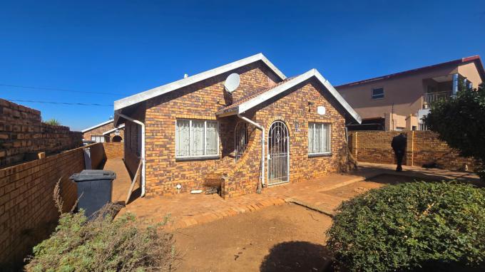 3 Bedroom House for Sale For Sale in Lenasia South - MR719139