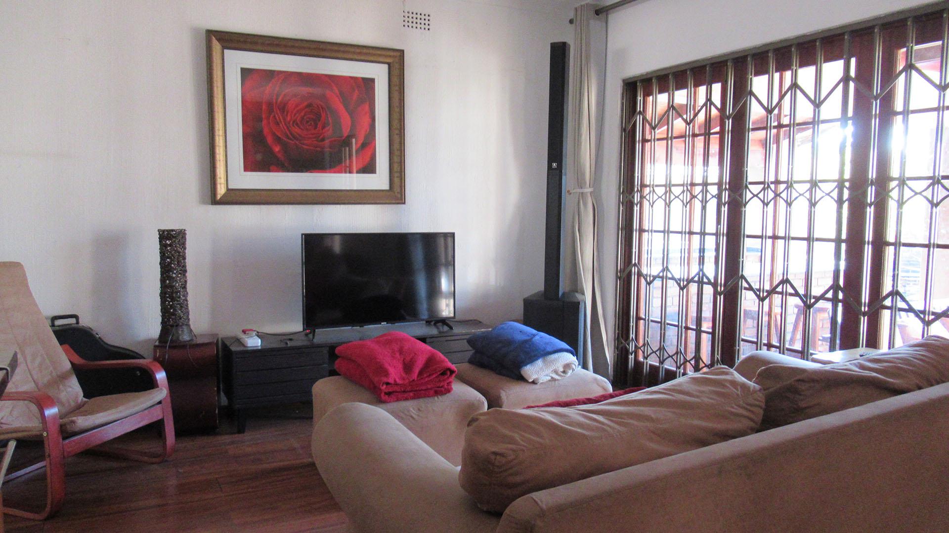 Lounges - 81 square meters of property in Paulshof