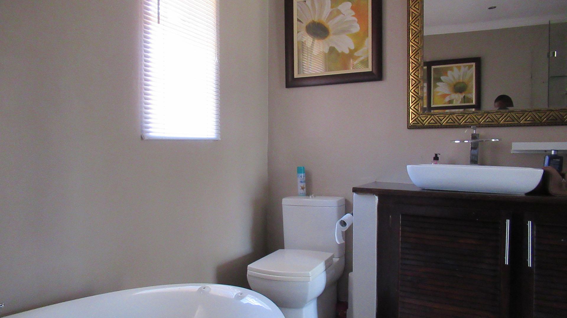 Main Bathroom - 11 square meters of property in Paulshof
