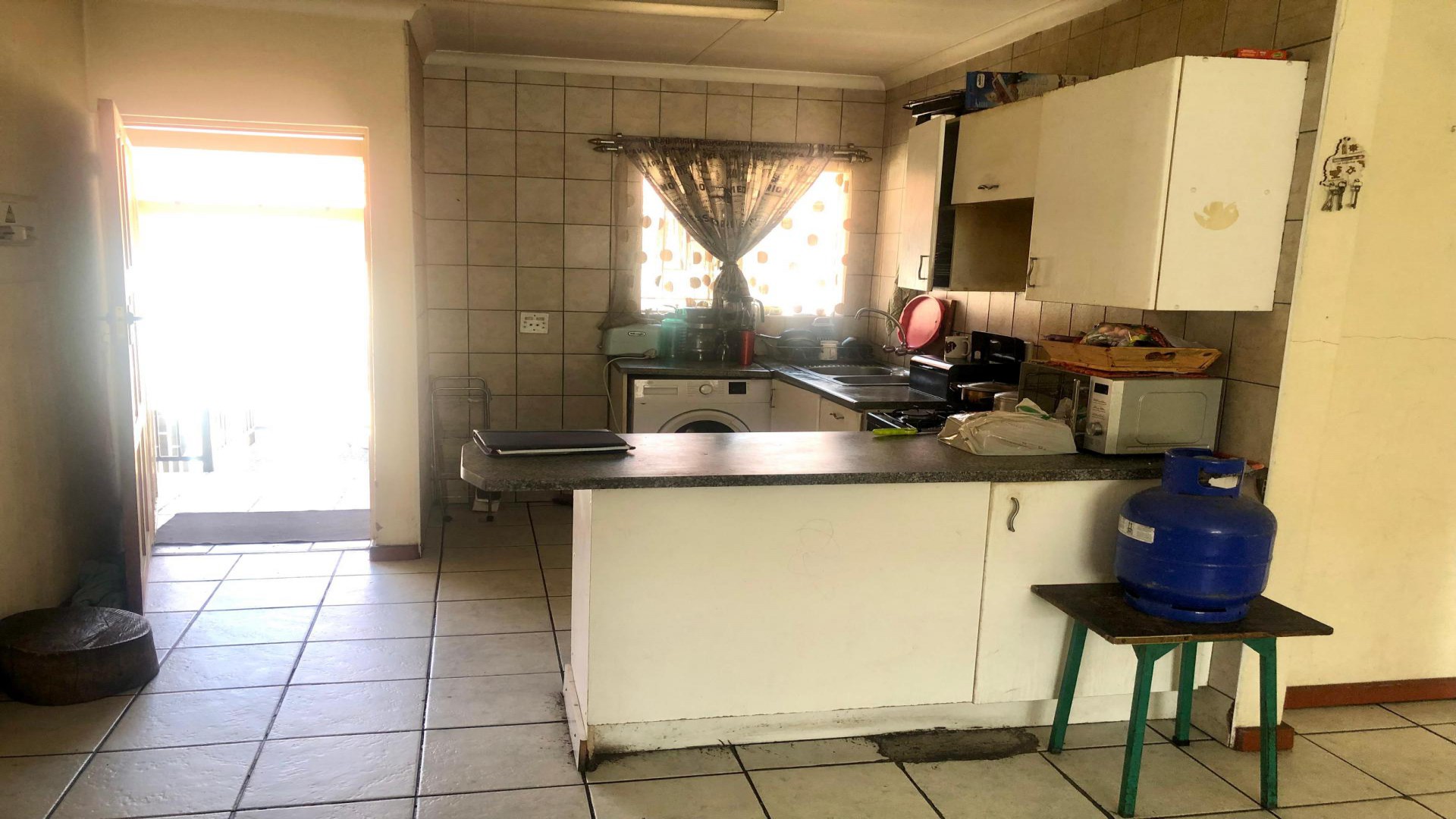 Kitchen of property in Comet