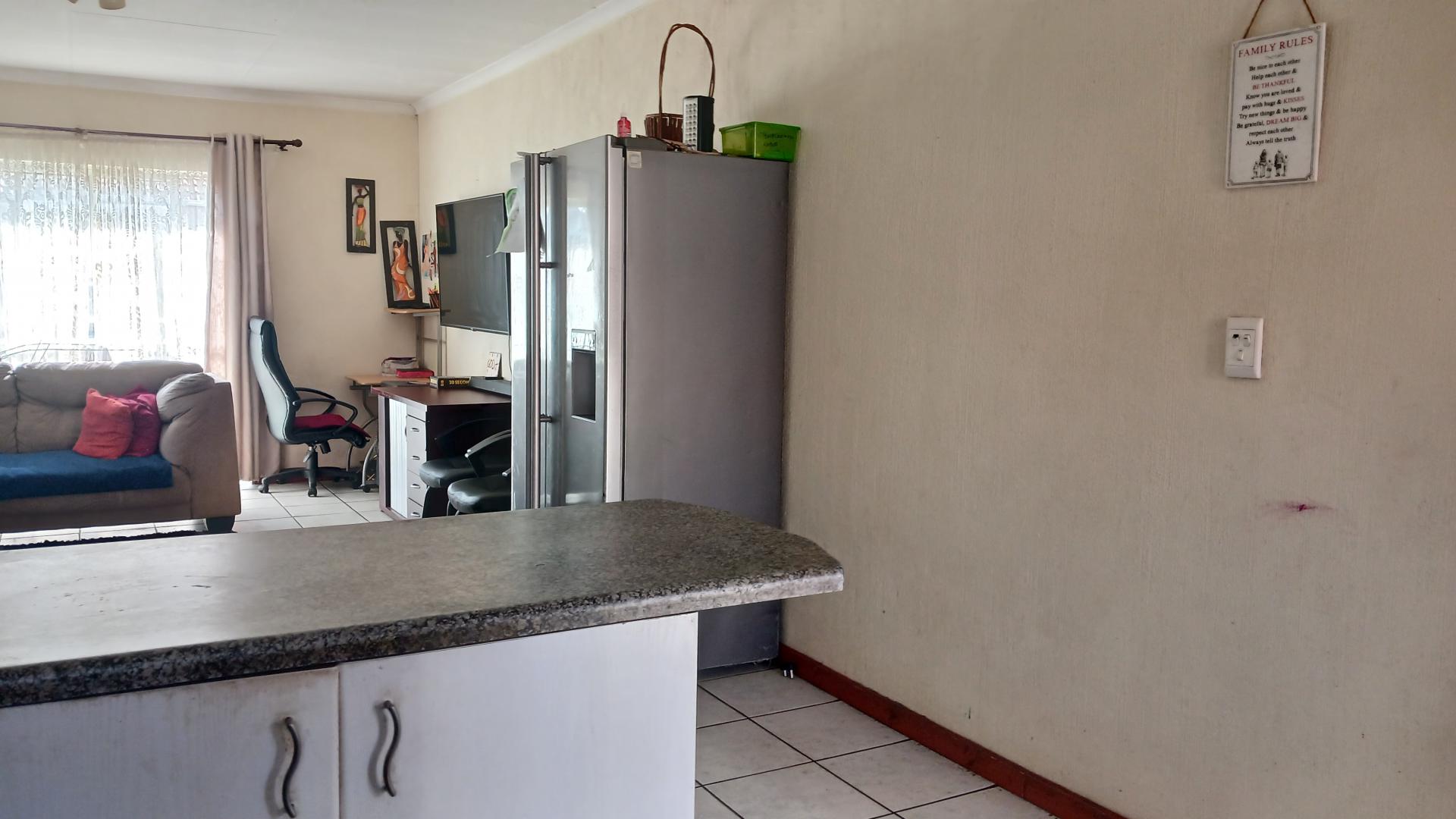 Lounges - 32 square meters of property in Comet