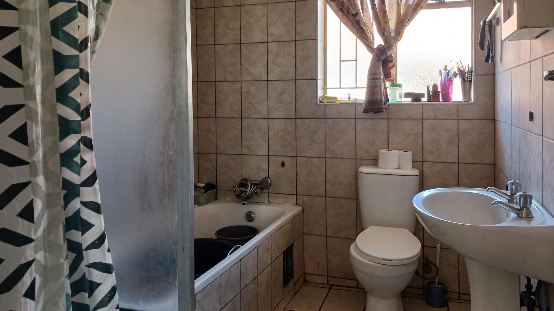 Bathroom 1 - 7 square meters of property in Comet